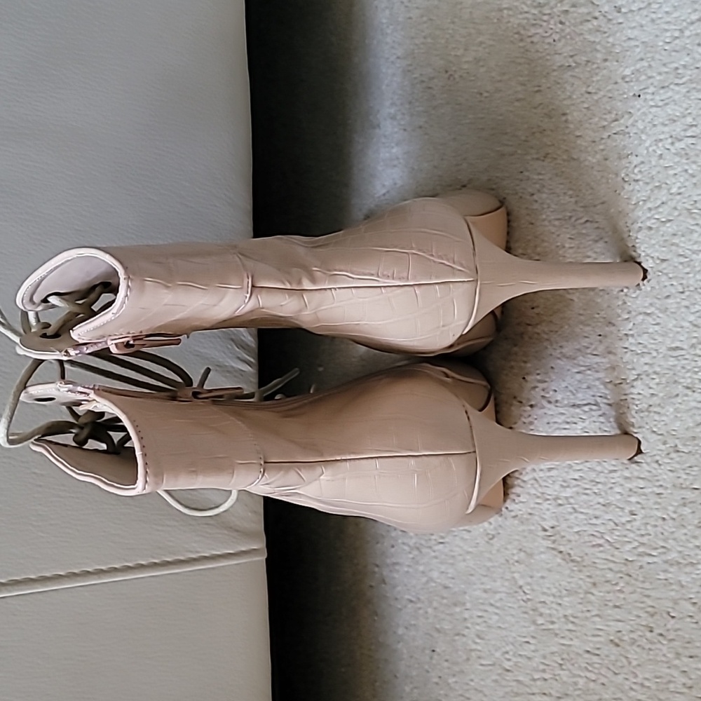 Boots - Picture 3 of 4